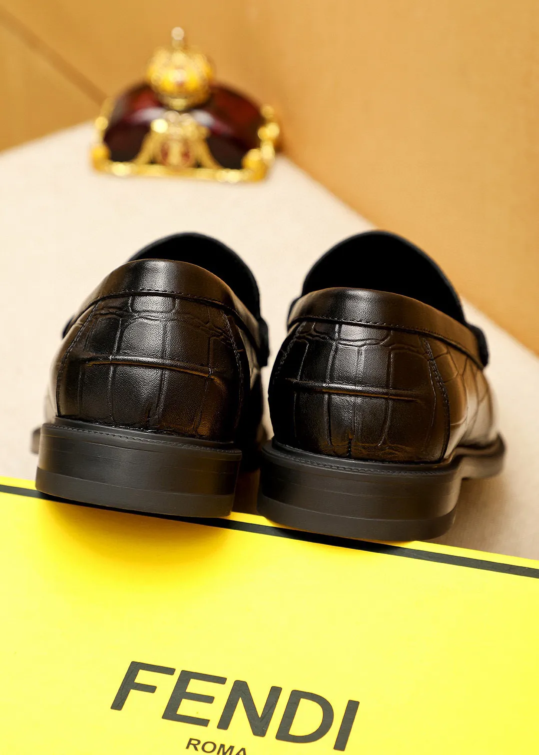 Men's shoes 💰460 💐 Product trademark: FENDI [Fendi] casual leather shoes Regular size: 38-44 (45🉑️customized) Product materials: Selected imported first-layer calfskin embossed upper + luxury hardware buckle, imported cow 🐂 lining. Strong three-dimensional visual effect, rubber outsole Color: 1⃣️color optional